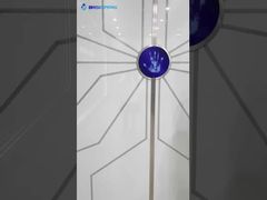 Folgen Sie mir und besuchen Sie die Ausstellungshalle